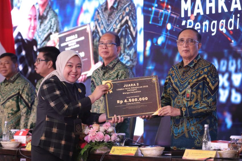 &ldquo;Berbeda Iman, Satu Nurani&rdquo;: Pegawai PN Wangi Wangi Ajeng Siti Wahyuni Raih Juara II Lomba Foto Peradilan 2025