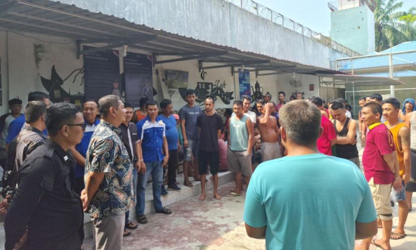 Komitmen Pelayanan Prima, Kalapas Labuhan Ruku Cek Wartelsuspas dan Berinteraksi dengan Warga Binaan