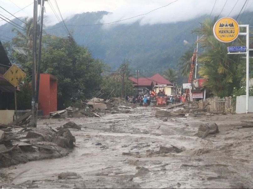 Evakuasi Material Longsor di Maninjau Selesai, Kendaraan Bisa Lewat dengan Buka-Tutup