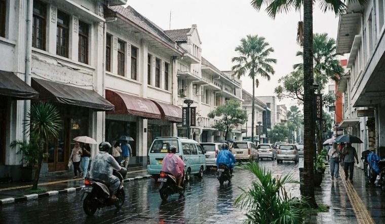 Cuaca Jawa Barat Hari Ini: Hujan Sedang Meluas, Kuningan Berpotensi Hujan Petir