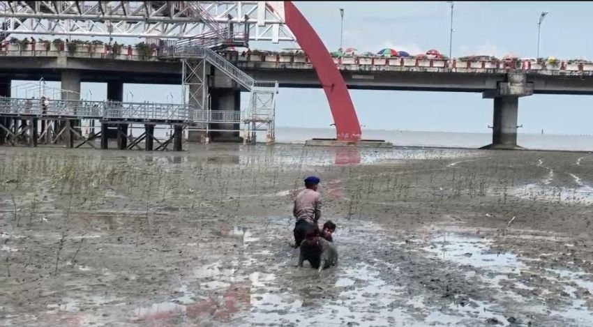 Aksi Cepat Polairud Polda Jatim Selamatkan Dua Anak Terjebak Lumpur di Pantai Kenjeran