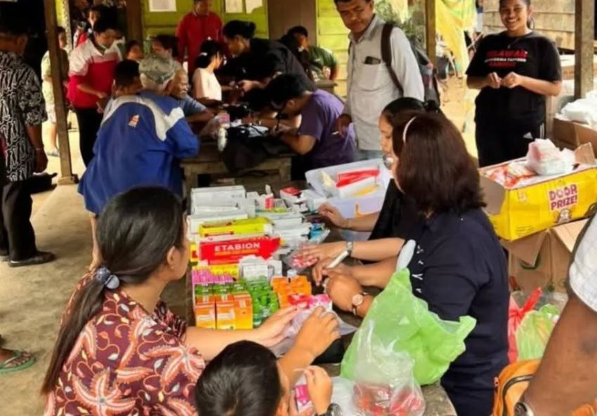 Camat Sosorgadong Dampingi Tim Relawan, Pengobatan Gratis di Desa Baringin Dukung Pemulihan Pasca Bencana