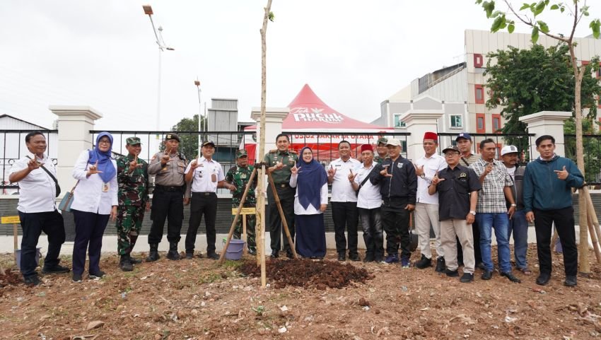 Kodim 0502/Jakarta Utara Tanam 155 Pohon dan Bersih-Bersih Lingkungan Sambut Hari Penanaman Pohon Sedunia