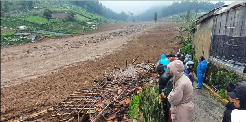 Longsor Cisarua Bandung Barat: 23 Marinir Tertimbun, 4 Ditemukan Meninggal