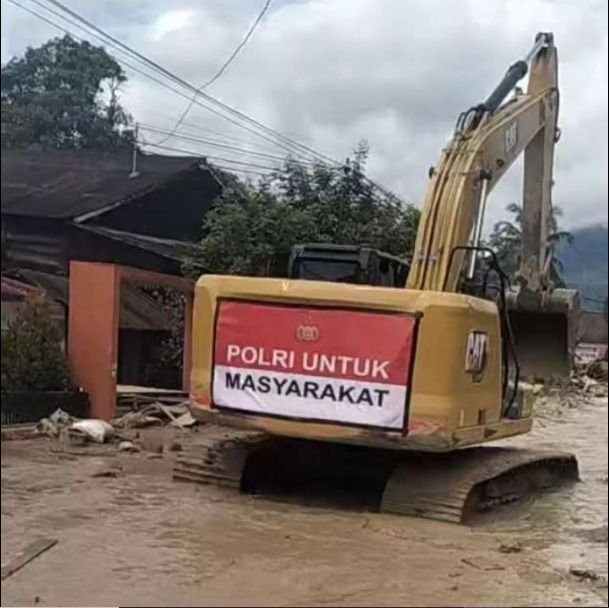 Empat Alat Berat Dikerahkan Bersihkan Lumpur dan Batu Menutupi Jalan Provinsi Agam