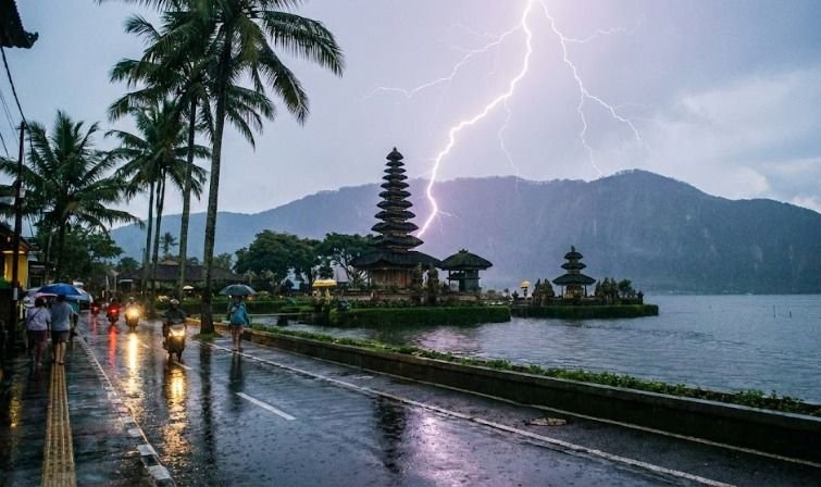 Hujan Ringan Dominasi Cuaca Bali, Karangasem Berpotensi Hujan Petir