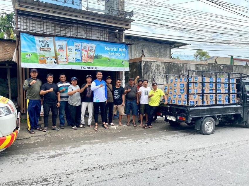 Kolaborasi Pemerintah Desa dan Komunitas Sosial Sambirejo Timur Bagikan Bantuan Air Mineral untuk Jamaah Masjid dan Musholla