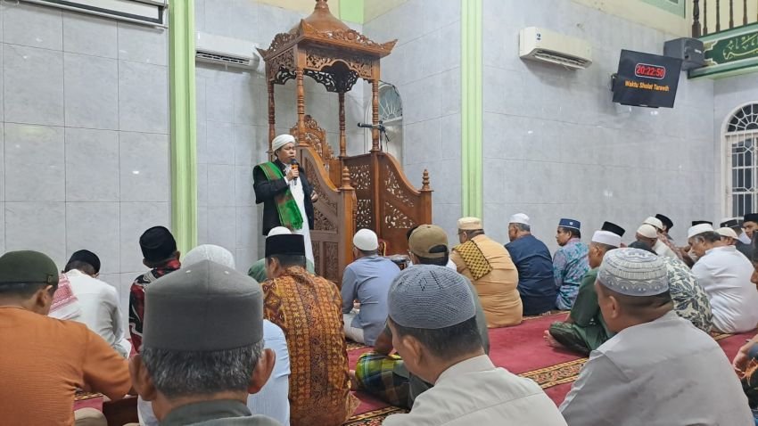 Malam Ke-3 Ramadhan, Ustad Jumana Farid Ingatkan Jamaah: "Sholat Adalah Tiang Agama"