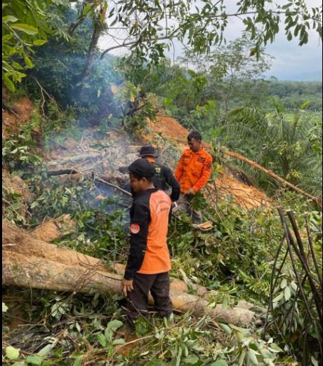 Satu Rumah Rusak Parah, Jalan Sosopan&ndash;Sibuhuan Terputus Akibat Longsor