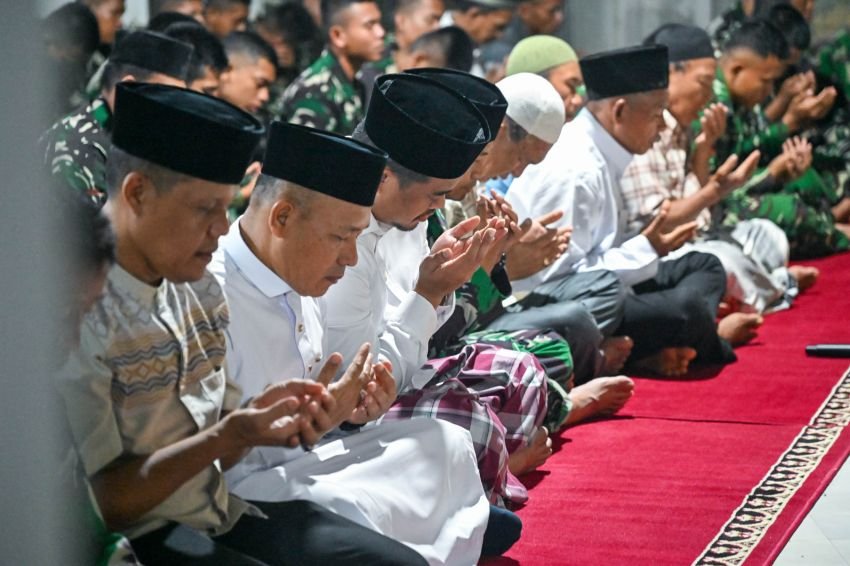 Salat Tarawih Perdana di Desa Hutanabolon, Gubernur Bobby Nasution Beri Dukungan bagi Korban Banjir: Kami Akan Terus Bekerja Keras!