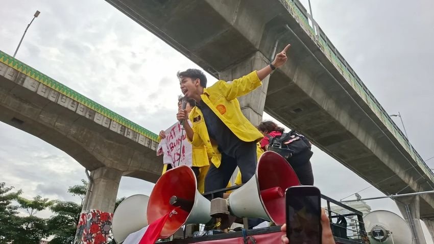 Ratusan Mahasiswa Geruduk Mabes Polri, Tuntut Copot Kapolri dan Reformasi Menyeluruh