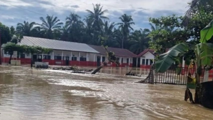 Tanggul Sungai Batang Toru Jebol, 90 Rumah Bandar Tarutung Terendam Banjir