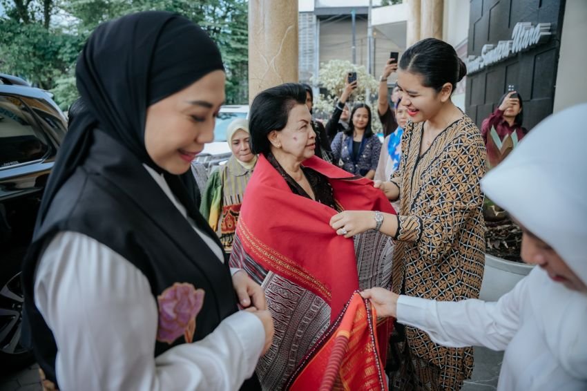 Kahiyang Ayu Tampilkan Kriya Sumut ke Ketua Umum IAD, Produk Anyaman dan Songket Jadi Unggulan