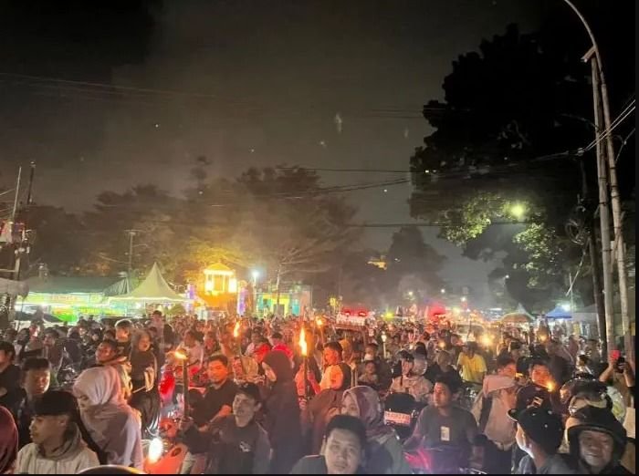 Ribuan Warga Medan Padati Jalan Masjid Raya Ikuti Pawai Obor Sambut Ramadan 1447 H