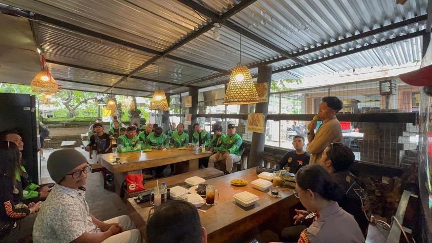 Kapolsek Denpasar Barat Perkuat Sinergi dengan Komunitas Ojol Lewat Sambang Kamtibmas, Tekankan Profesionalisme dan Keselamatan Berkendara