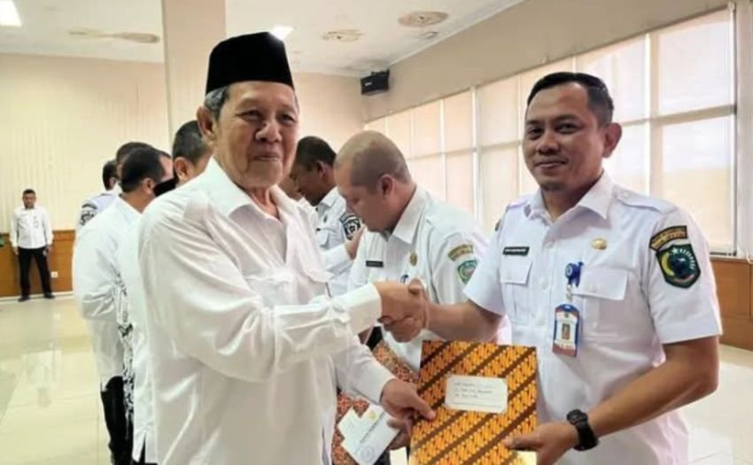 Wakil Bupati Paluta Serahkan SK Pelaksana Tugas kepada 12 Pejabat, Tegaskan Pentingnya Tanggung Jawab dalam Menjalankan Amanah