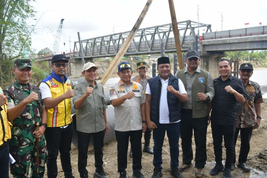 Wagub Fadhlullah Dampingi Mendagri Turun ke Lapangan, Cek Pemulihan Jembatan dan Sawah Pascabencana Aceh