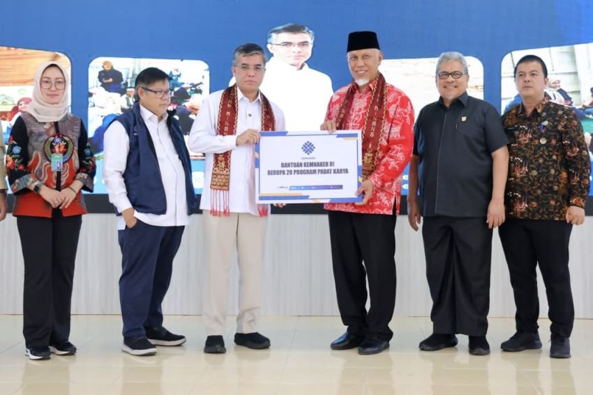 Kemnaker Salurkan Rp30,3 Miliar untuk Pemulihan Ekonomi Warga Terdampak Bencana di Sumbar
