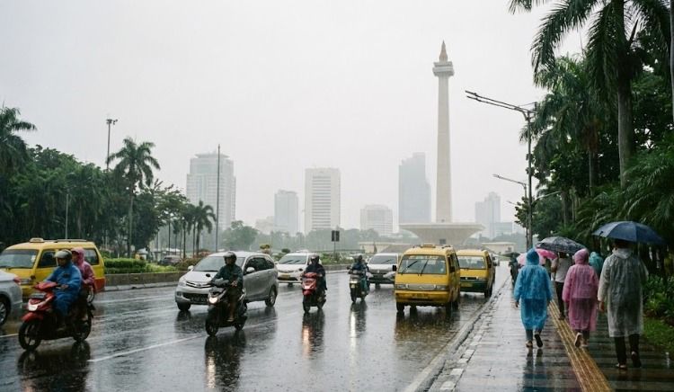 Cuaca Jakarta Hari Ini: Hujan Ringan dan Suhu Sejuk Mewarnai Ibu Kota