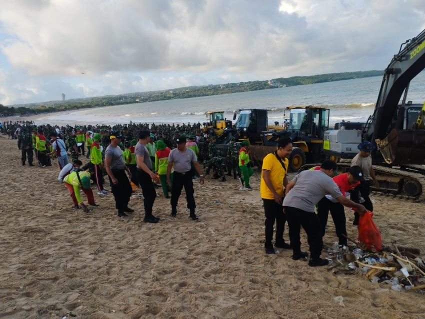 Polda Bali Bersama TNI dan Masyarakat Gelar Aksi Bersih Pantai Kedonganan untuk Jaga Lingkungan dan Pariwisata