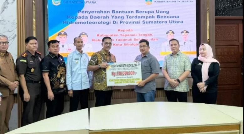 Bupati Solok Selatan Serahkan Bantuan Rp100 Juta bagi Warga Terdampak Bencana Tapteng