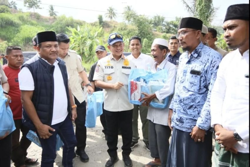Safari Ramadhan, Tito Karnavian Tinjau Kehidupan Penyintas Banjir di Aceh