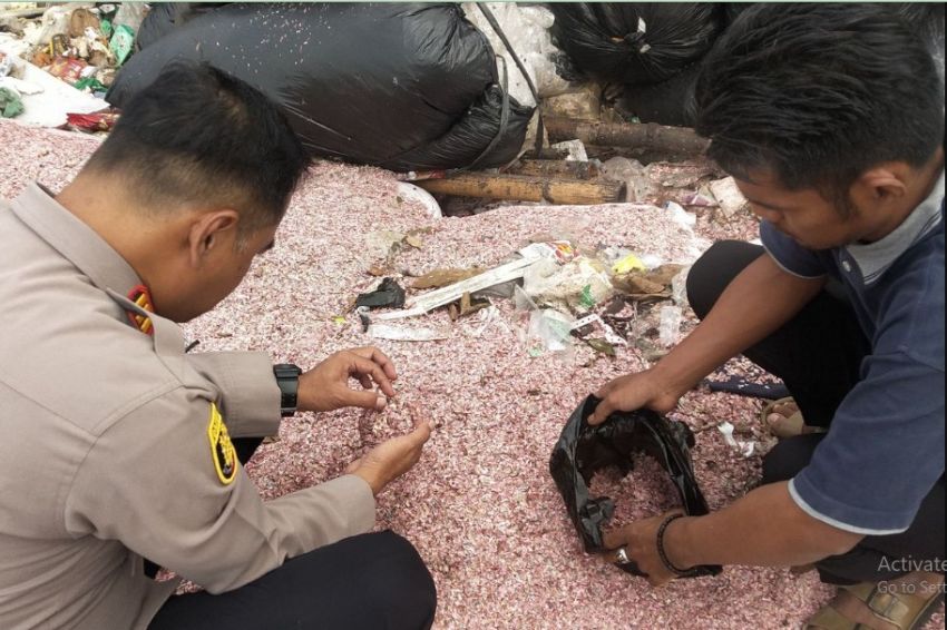 Polisi Amankan 21 Karung Cacahan Mirip Uang di TPS Liar Bekasi, Labfor Turun Tangan