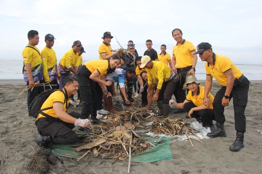 Aksi Nyata Dukungan Pariwisata Berkelanjutan! Polres Jembrana Bersihkan Pantai Tanjung Cemara, 300 Peserta Turun Langsung