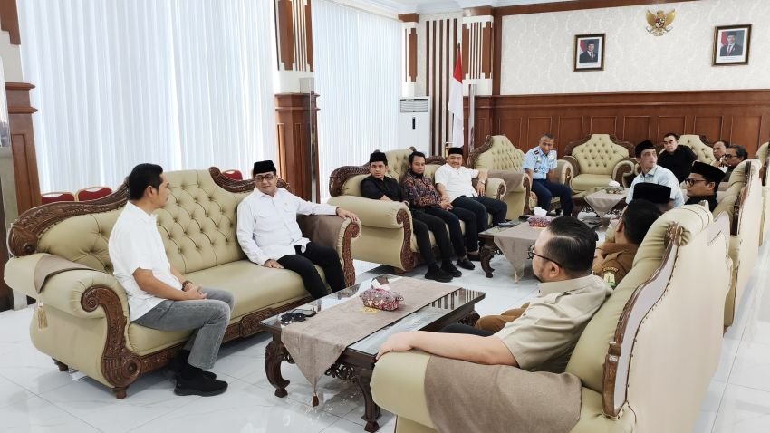 Sekda Aceh Pimpin Rapim Percepatan APBA 2026, Lanjut Sambut Menekraf di Bandara SIM