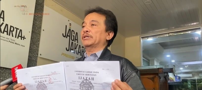 Dihadapan Media, Roy Suryo Perlihatkan Dua Salinan Ijazah Jokowi, Perbedaan Warna Jadi Sorotan