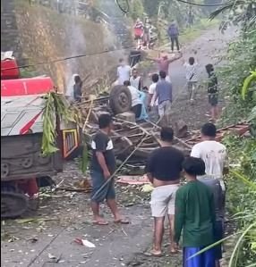 Diduga Rem Blong, Truk Pengangkut Alat Berat Hantam Tebing di Banyumas, Dua Orang Tewas