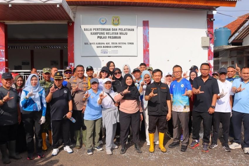 Ikuti Instruksi Presiden, Ribuan Warga dan Aparat Gabungan Bersih-Bersih Lingkungan di Bandar Lampung