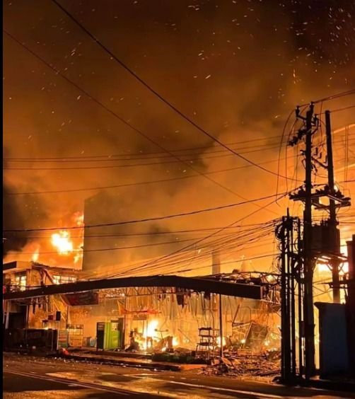 Kebakaran Hebat Landa Swalayan di Cilacap, Warga Panik Saat Api Membesar