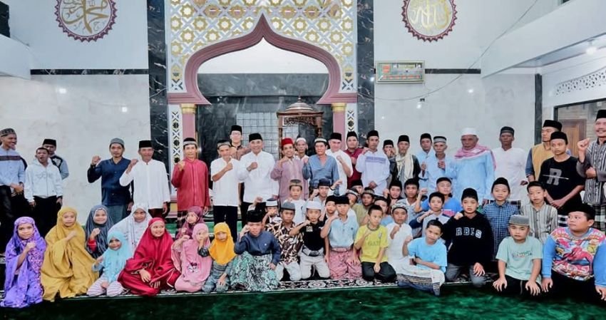 Tarawih Bersama Warga Nagori Limag, Bupati Simalungun Gelar Silaturahmi dan Salurkan Bantuan di Masjid Taqwa