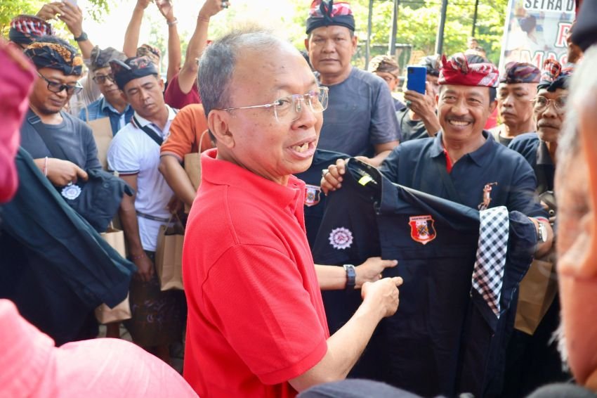 Gubernur Bali Wayan Koster Bagikan Seragam Pecalang Buleleng, Janji Insentif Menyusul