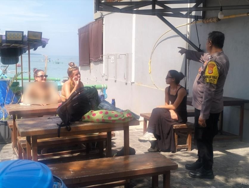 Bhabinkamtibmas Tuban Sambangi Pantai Klan, Berikan Tips Keamanan Barang Wisatawan