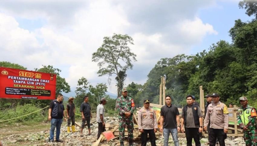 Aparat Gabungan Bongkar Aktivitas PETI di Aceh Besar, Gubuk Penambang Dibakar