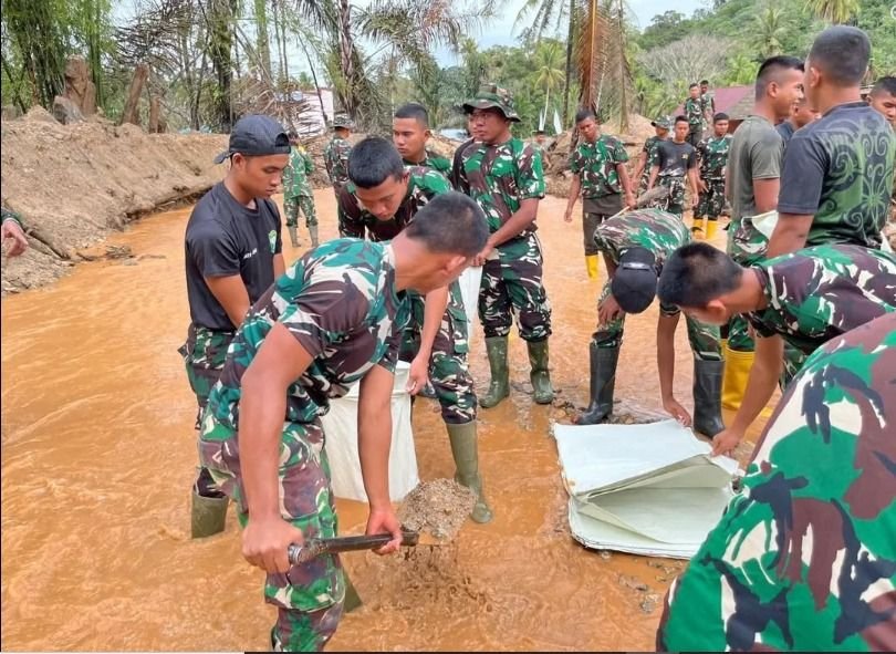 Banjir Bandang Susulan Terjang Sumut, TNI Perkuat Tanggul dan Buka Akses Terputus