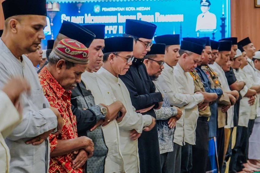 Tarawih Berjamaah di Pendopo Wali Kota, Ustaz Zulfi: Semangat Kerja Tidak Boleh Surut Selama Ramadan