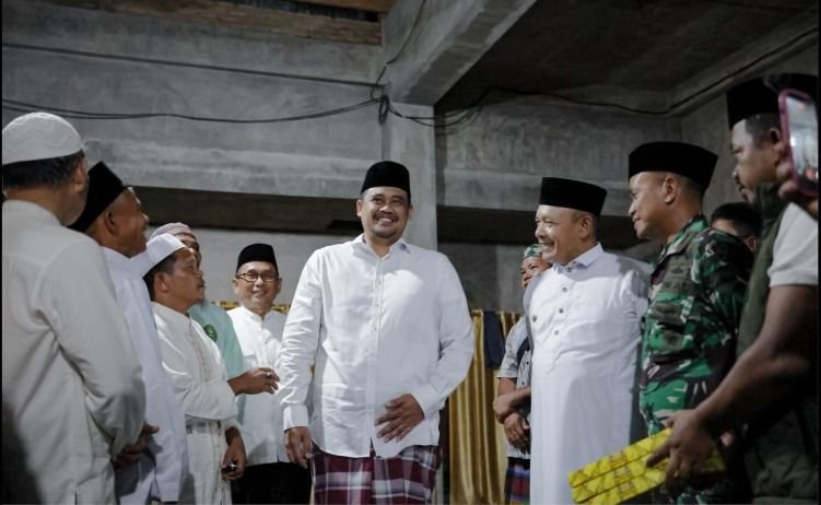 Ramadhan Penuh Makna: Gubernur Sumut Salat Tarawih Bersama Warga Terdampak Bencana Tapteng