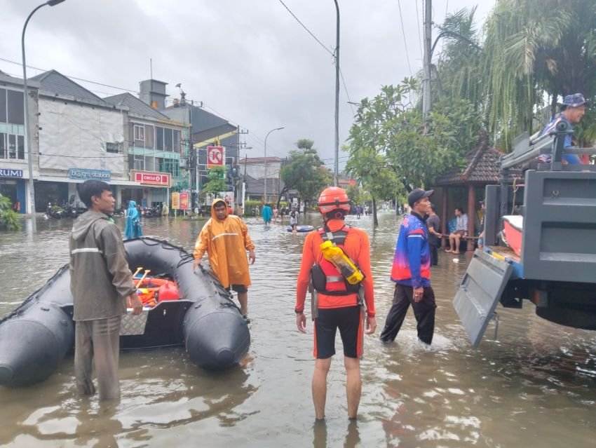 Sinergi SAR Gabungan Selamatkan Warga dan Wisatawan Saat Banjir di Jalan Dewi Sri
