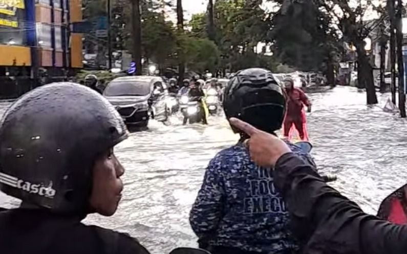 Medan Helvetia Dikepung Banjir, Ratusan Kendaraan Mogok Picu Kemacetan Parah