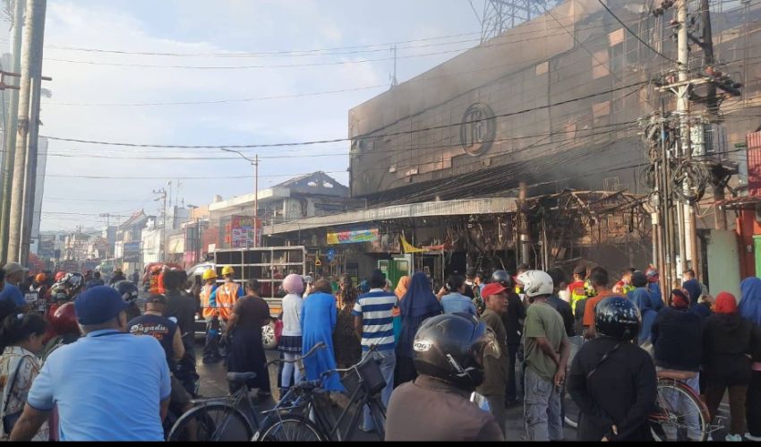 Korsleting Diduga Jadi Pemicu Kebakaran Rita Pasaraya, Tiga Ruko Ikut Hangus