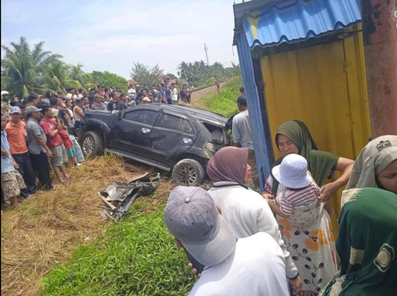 Perlintasan Tanpa Palang Pintu Kembali Memakan Korban, Dua Anak Meninggal Setelah Mobil Ditabrak Kereta Api