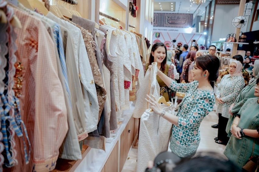 Kahiyang Ayu Perkenalkan Kriya dan Wastra Sumut pada Ketua Umum Dekranas di INACRAFT 2026 Jakarta