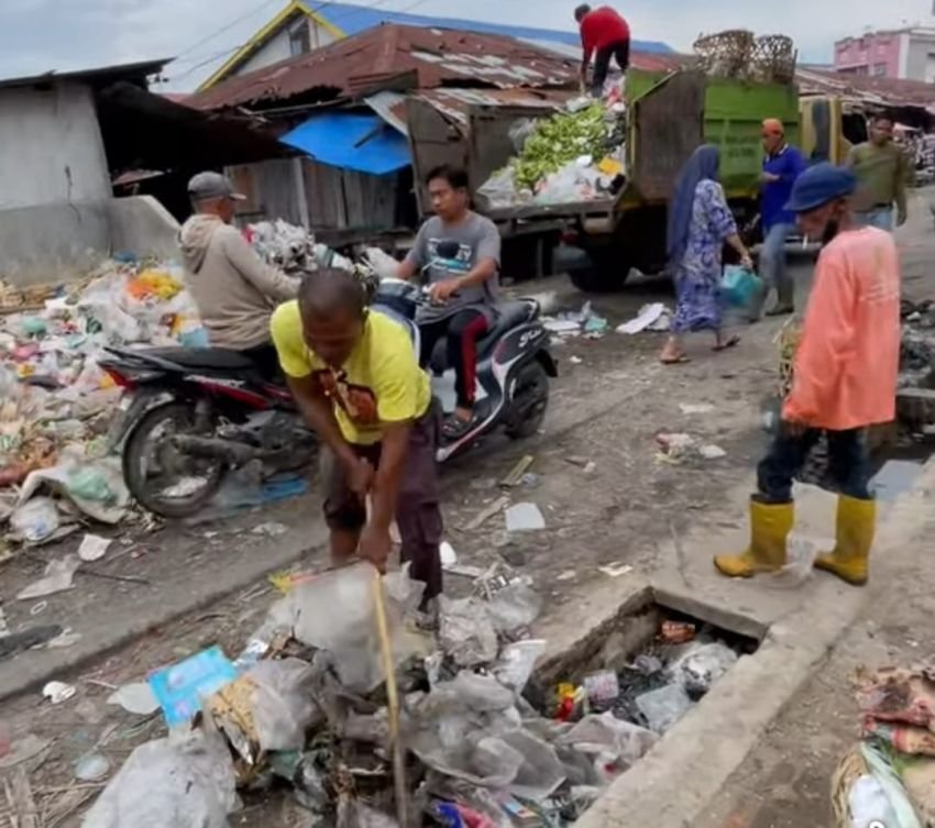 Dipimpin Husni Mubarak, Petugas PERKIM & LH Bersihkan Lingkungan Tanjung Tiram