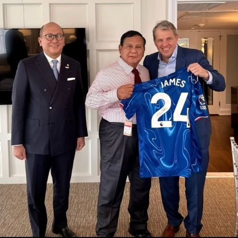 Prabowo Sambut Hangat Jersey Chelsea dari Todd Boehly Saat Bertemu Investor AS