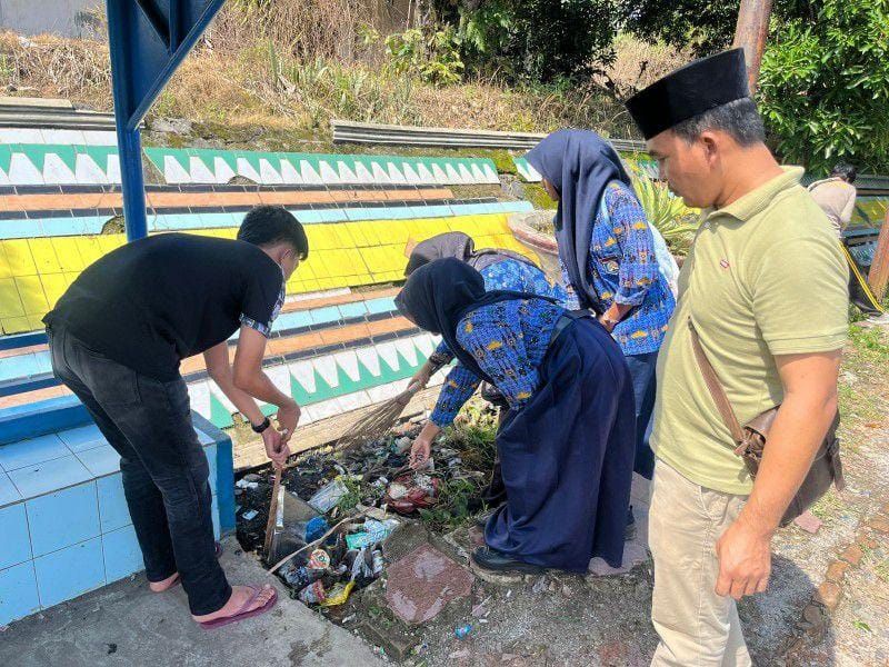 Ikuti Arahan Presiden, Polres Way Kanan Bersama Warga Bersihkan Halte untuk Lingkungan Sehat dan Nyaman