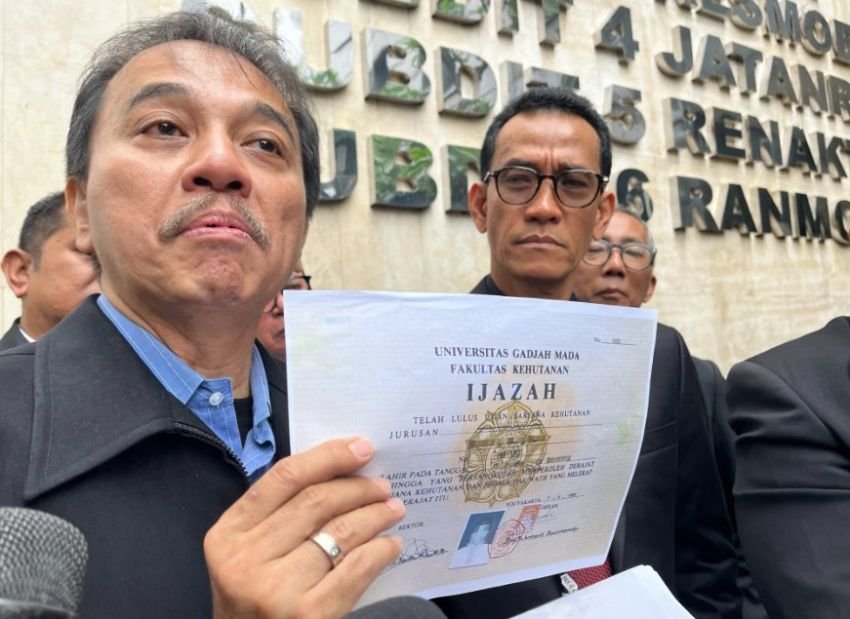 Roy Suryo Beberkan Perbedaan Ijazah Asli dan Milik Jokowi, Penuh Detail Emboss & Cap