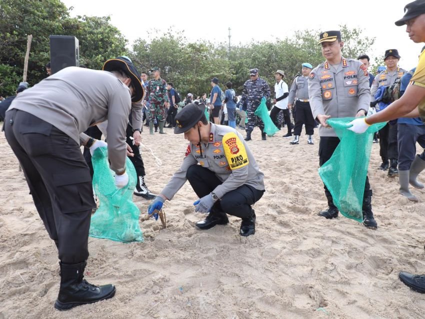 Kapolda Bali Pimpin Aksi Bersih Sampah Laut, 5.000 Peserta Turun ke Pantai Kedonganan
